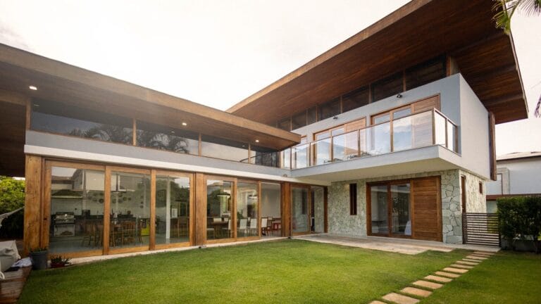 Modern house with large windows and a green lawn, American Real Estate, USA Houses & New Homes, virginia houses